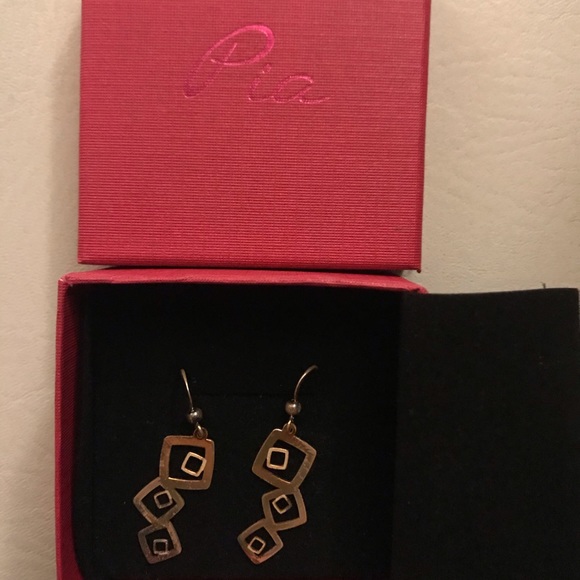 Pia Earrings - Picture 2 of 2